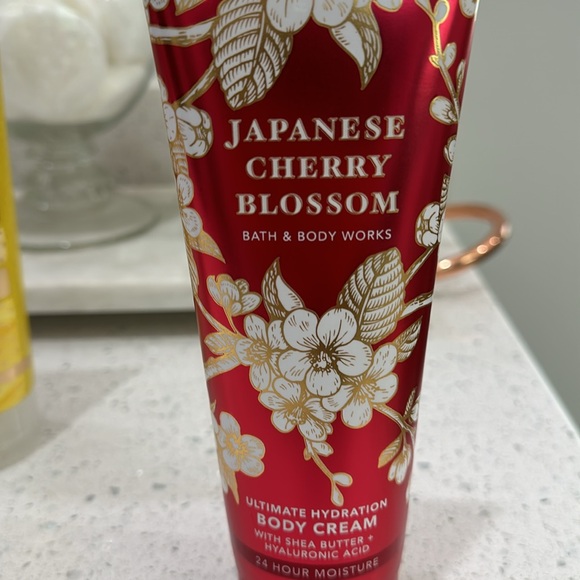 Bath and Body Works ultimate hydration body cream! Bundle of 3. - Picture 3 of 5